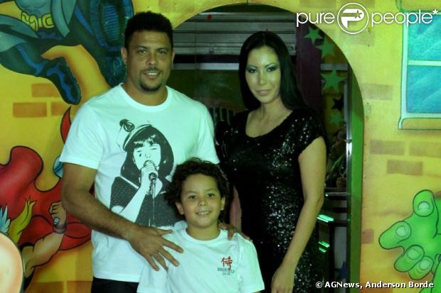 Michele Umezu và Ronaldo gặp nhau lần đầu tại Nhật Bản khi gã béo cùng ĐT Brazil đến Tokyo thi đấu World Cup 2002. Sau một đêm mặn nồng, Umezu đã mang thai và không lâu sau đã hạ sinh cậu con trai Alex cho Ronaldo.