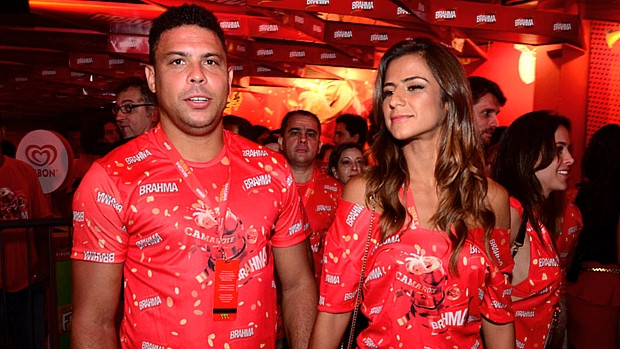 Paula Morais cặp với Ronaldo từ năm 2012. Người ngoài hành tinh từng có lễ đính hôn giản dị và bất ngờ đúng ngày sinh nhật của cô DJ xinh đẹp này.