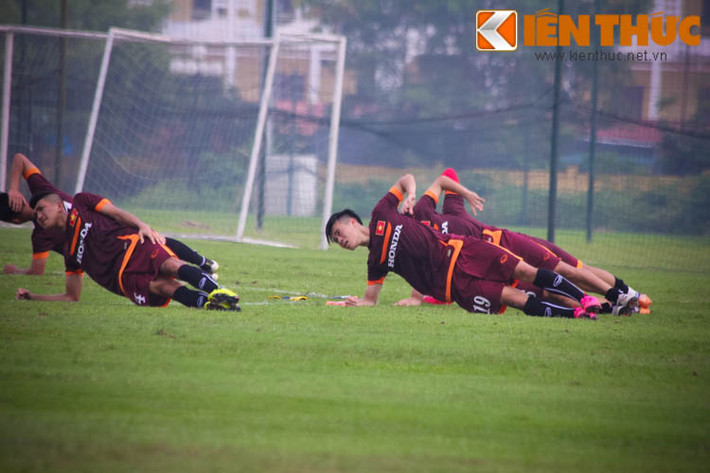 Trước khi buổi tập kết thúc, các cầu thủ U23 Việt Nam thực hiện bài tập thư giãn nhằm phục hồi lại thể lực và thả lỏng cơ thể cùng chuyên gia thể lực người Nhật Bản là Shinichi Kubo.