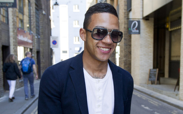 Memphis Depay đến với Man United từ PSV với giá hợp đồng chuyển nhượng là 25 triệu bảng. Việc Falcao thi đấu mờ nhạt và đã rời sân Old Trafford bắt buộc HLV Van Gaal phải mang về một tiền đạo xứng tầm và ông đã chọn Depay. Với sự góp mặt của Depay, HLV Van Gaal đang Hà Lan hóa đội hình của Man United.