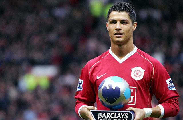 Những năm gần đây, các đội bóng Premier League chơi bóng rất thực dụng. Họ sẵn sàng đổ bê tông để phá lối chơi của đối thủ mà điển hình là Chelsea. Nếu như Ronaldo về với MU thì đó là thách thức lớn với anh và người ta mong chờ xem anh thoát khỏi sự đeo bám như thế nào số đông các cầu thủ.