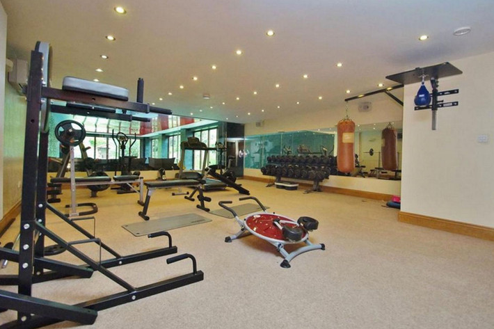 Phòng tập gym trong nhà của Sterling.