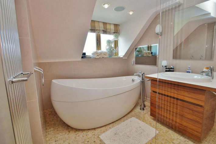 Nhà tắm trong căn biệt thự được thiết kế bằng vách ngăn kính để tạo cảm giác rộng rãi nhất có thể.