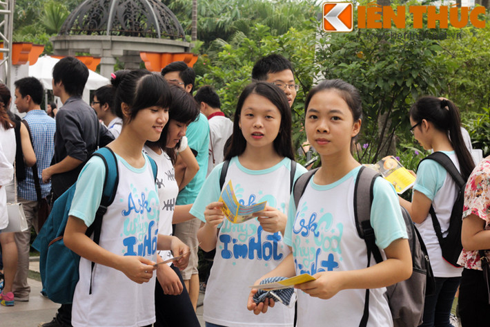 Sáng 12/9, giới trẻ Hà Thành đã nô nức đến Hội chợ ẩm thực Hàn Quốc K-Food được lần đầu tổ chức tại Việt Nam. Các bạn trẻ đến khu sân vườn thuộc tòa tháp đôi Keangnam từ rất sớm để đón chờ lễ hội ẩm thực này, nơi họ có thể khám phá những món ăn đặc sản của Hàn Quốc.