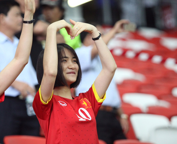 Phóng viên tác nghiệp tại Singapore cũng đã bắt được cảnh Hòa Minzy đứng trên khán đài giơ tay hình trái tim hướng về phía Công Phượng khi cầu thủ này đi vào phòng kỹ thuật và cô nhận lại được cái vẫy tay cùng với đó là nụ cười của "người tình tin đồn" của mình.