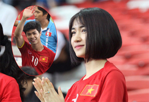 Mới đây, tại SEA Games 28 vừa qua Hòa Minzy cũng đã thu xếp thời gian để bay qua Singapore cổ vũ cho U23 Việt Nam. Cô đã mang chiếc áo số 10 mà Công Phượng mang trong đội hình của U23 Việt Nam. Ảnh: VTC.