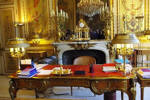 Hay phòng làm việc (Salon Doré) của Tổng thống François Hollande, người đã sống ở đây từ năm 2012.