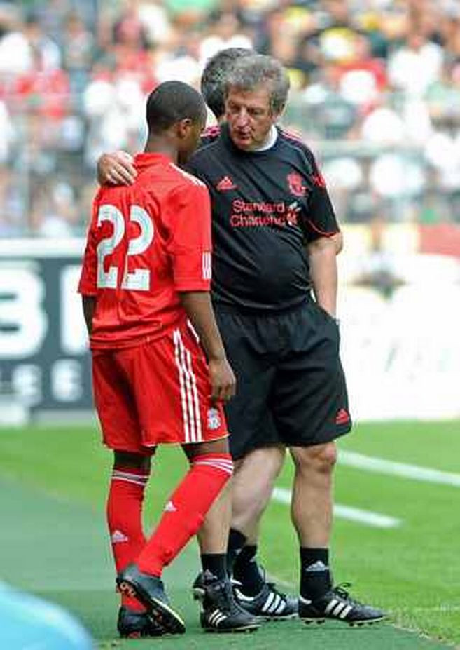 Raheem Sterling được xếp đá ở vị trí chạy cánh nhờ nhờ tốc độ và kỹ thuật của mình. Các đời HLV trước đây của Liverpool đều trao cơ hội cho Sterling thể hiện, trong đó có HLV Roy Hodgson hay Kenney Dalglish.