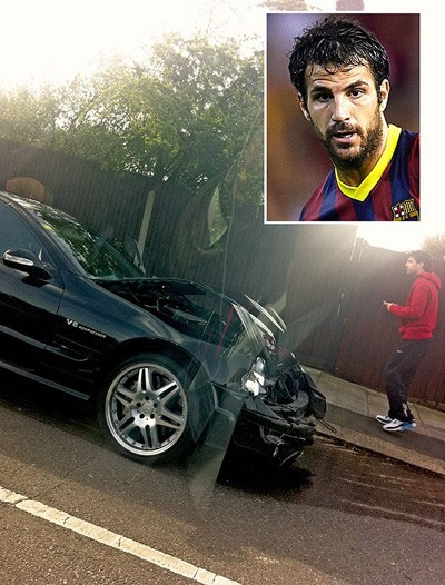 Tháng 4/2011, Fabregas cũng dính pha chết hụt khi chiếc Mercedes SL500 húc thẳng vào chiếc Audi đi cùng chiều trên đường A41. Cú va chạm quá mạnh khiến đầu xe của Fabregas bị hư hỏng nặng.