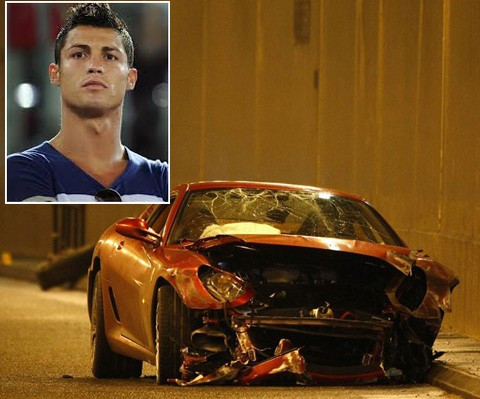 Khi còn thi đấu tại Man United, Ronaldo từng thoát chết trong gang tấc trong một vụ tai nạn giao thông nghiêm trọng dưới đường hầm gần sân bay Manchester. Siêu xe Ferrari 599 GTB trị giá hơn 200.000 bảng bất ngờ mất lái, đâm thẳng vào hàng rào chắn. Cris Ronaldo biến siêu xe bạc tỷ thành đồ đồng nát chỉ sau có vài lần sử dụng.
