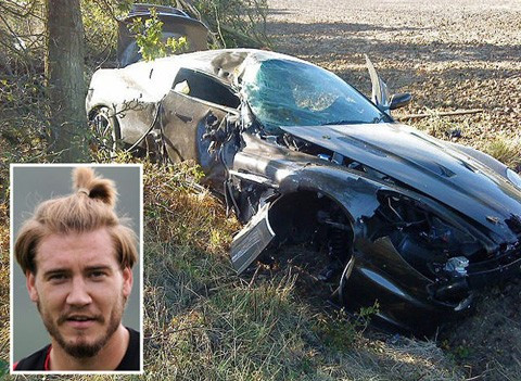 Cầu thủ Nicklas Bendtner cũng thoát chết trong gang tấc khi chiếc Aston Martin trị giá 160.000 bảng bất ngờ mất lái, lao ra khỏi đường. Sau vụ tai nạn hú hồn, chân sút người Đan Mạch chỉ bị thương nhẹ nhưng chiếc xe đắt giá của anh thì biến dạng khó nhận ra.