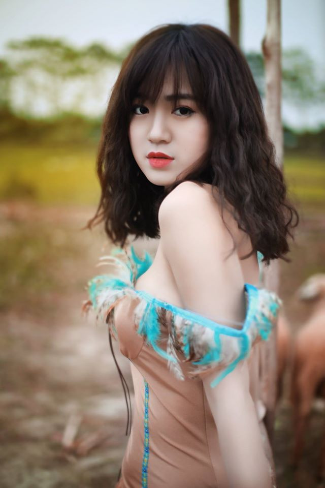 Rất nhanh sau khi những tấm hình "trình diễn" vẻ đẹp của cô gái được đăng tải, hàng ngàn lượt like và bình luận đã xuất hiện kèm theo.
