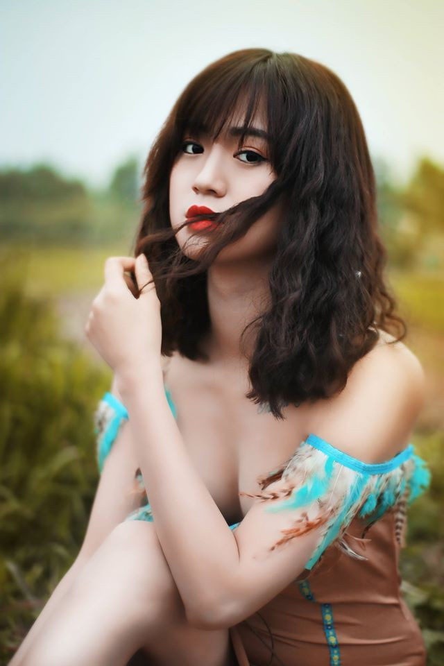 Rất nhiều lời khen tặng, tán thưởng đã được gửi tới cô nàng. Tuy nhiên, danh tính của "nữ thổ dân" hiện vẫn đang là còn là bí ẩn. Nhiếp ảnh gia Phạm Tân, người thực hiện bộ ảnh này cũng khá kín tiếng, chưa chia sẻ thông tin về người mẫu ảnh ấn tượng của mình.