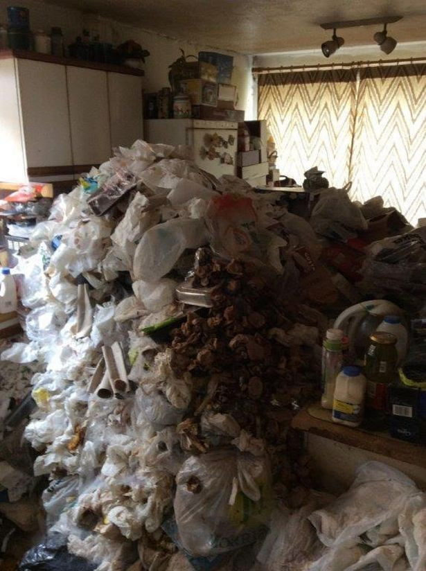 Ngôi nhà ngập rác, chất cao đến trần này tọa lạc tại Maghull, Merseyside, Anh. Ảnh: Mirror.