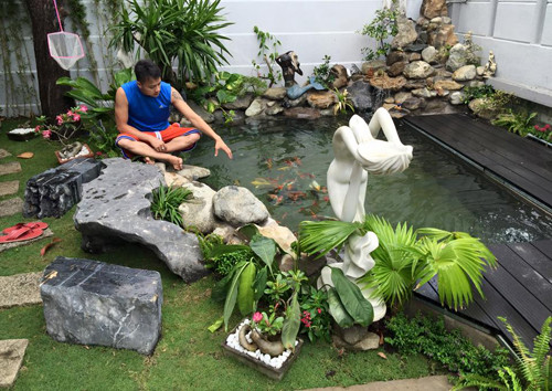 Khi chuyển về căn biệt thự trắng ở Quận 7, TP HCM, Cao Thái Sơn đầu tư nhiều thời gian và tiền bạc để trang trí vườn tược. Trong đó có một hồ cá Koi đắt giá. Ảnh: Dân Việt.