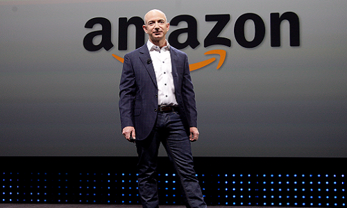 Ngày 26/10 vừa qua, sau khi công ty báo cáo lợi nhuận quý thứ ba thì cổ phiếu của Amazon đã tăng hơn 8%, tương đương mỗi cổ phiếu tăng khoảng 79,64 USD so với phiên giao dịch hôm trước. Như vậy, tài sản của ông chủ Amazon - Jeff Bezos tăng lên 6,44 tỷ USD chỉ trong vài giờ.