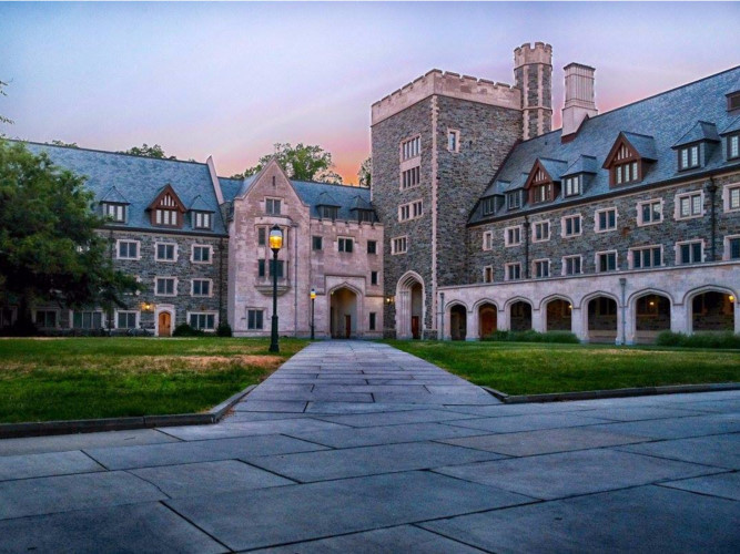 Tốt nghiệp Đại học Princeton vào năm 1986 với tấm bằng về kỹ thuật điện và tin học. Tỷ phú Jeff Bezos đã quyên góp một số tiền khổng lồ cho trường đại học cũ của mình. Tính đến tháng 3/2017, nguồn tài trợ của ông cho Princeton là 22,8 tỷ USD.