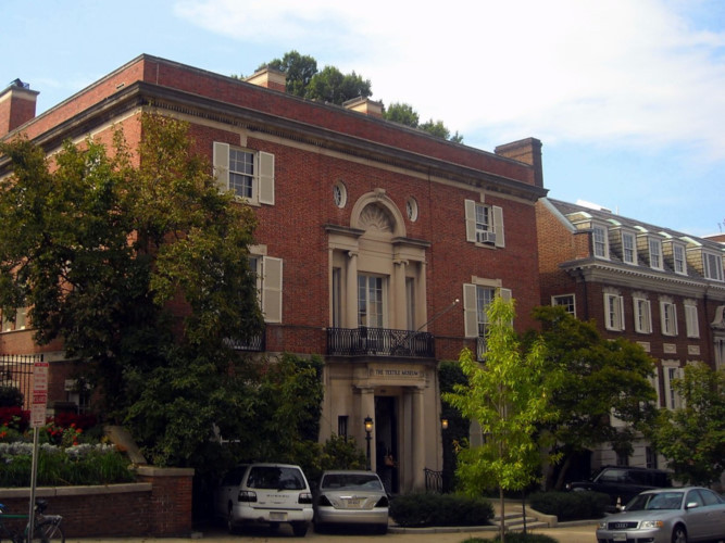 Tháng 1/2017, Jeff Bezos bỏ ra 23 triệu USD mua căn biệt thự lớn nhất ở Washington, DC với 27.000 feet vuông. Obamas, Ivanka Trump và Jared Kushner là những người hàng xóm của gia đình họ.