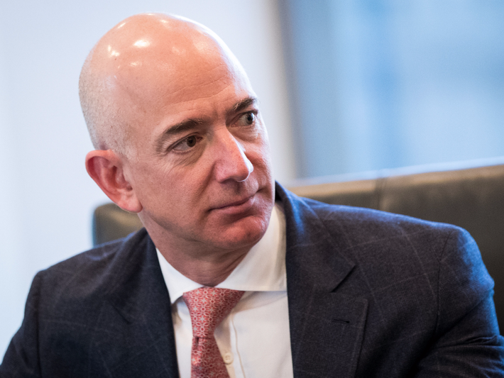 Số tiền Jeff Bezos kiếm được trong một phút nhiều hơn so với số tiền lương trung bình của người dân trong một năm. Thực tế cho thấy, năm ngoái Jeff Bezos đã kiếm được 19,3 tỷ USD, tương đương với khoảng 52 triệu USD mỗi ngày, hơn 2 triệu USD một giờ và 36.000 USD một phút.