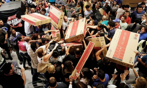 Để mua hàng với khuyến mãi khủng ngày Black Friday, bên cạnh lựa chọn sản phẩm giá tốt, người mua phải đợi báo giá chi phí vận chuyển về Việt Nam. Ảnh: BI.