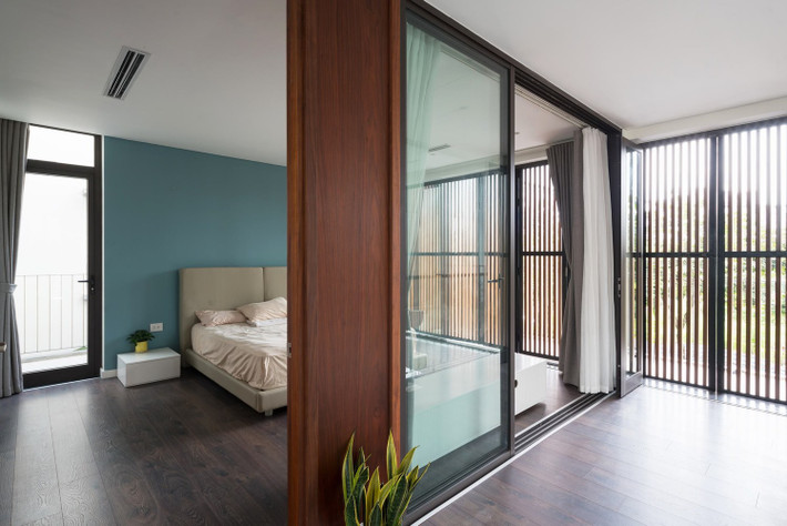 Bên trong căn nhà sử dụng toàn bộ cửa kính trong suốt hiện đại.