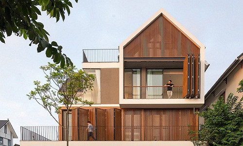 Mặt tiền ngôi nhà hướng tây nên kiến trúc sư sử dụng hệ thống lam gỗ toàn bộ mặt tiền giúp thông gió và hạn chế ánh nắng.