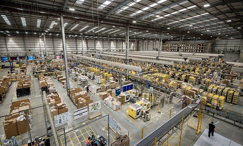 Nhà kho Peterborough của Amazon tại Anh đang chuẩn bị tất bật cho dịp mua sắm lớn nhất trong năm - Black Friday. Kho hàng này có diện tích bằng khoảng 7 sân bóng đá.