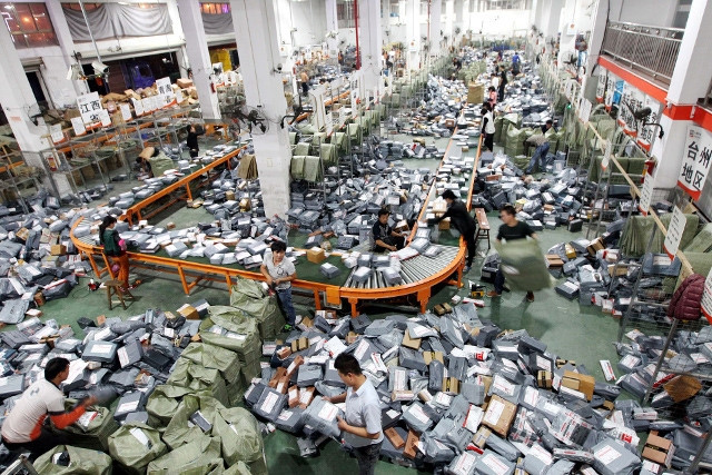 Dự đoán, trong ngày Black Friday 2017 doanh số bán hàng đạt khoảng 682 tỷ USD, tăng 4% so với năm trước. Trung bình mỗi khách hàng chi ra khoảng 967,12 USD. Ảnh: Wasington Post.