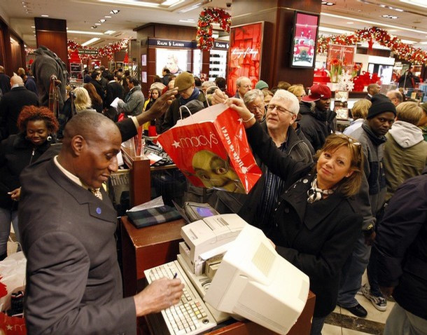 Doanh số bán hàng online trong ngày Black Friday 2014 ở Anh là 810 triệu bảng, tức là mỗi giây, khách sẽ chi khoảng 9.375 bảng. Ảnh: AP.
