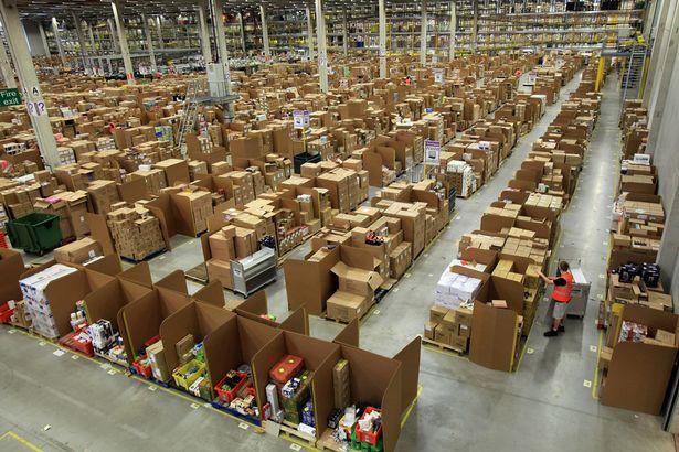Ngày Black Friday 2014, Amazon bán được 5,5 triệu sản phẩm, tương đương cứ mỗi giây, Amazon đem tới khách khoảng 64 món hàng. Ảnh: Mirror.