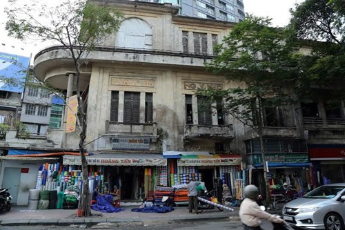 Phía trước và hai bên hông tòa nhà có dòng chữ NG.V.HAO. Ảnh: Bizlive.
