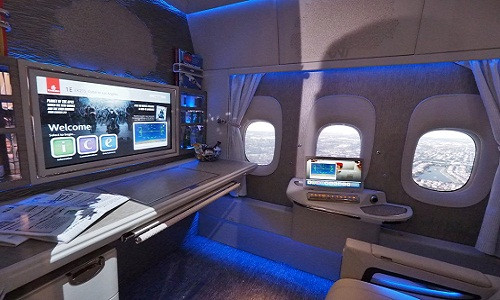 TV 32 inch và tai nghe chống ồn cho hành khách giải trí. Ảnh: Thepointsguy.