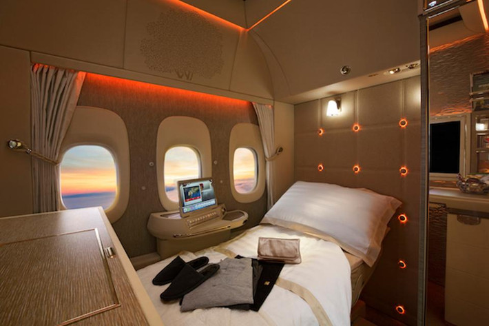 Bên trong khoang còn có ống nhòm để khách ngắm cảnh bên ngoài. Ảnh: Emirates.