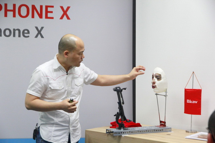 Chiếc mặt nạ đầu tiên được tạo nên nhờ kết hợp kỹ thuật in 3D, ảnh 2D, một vài xử lý đặc biệt. Ảnh: Bkav.