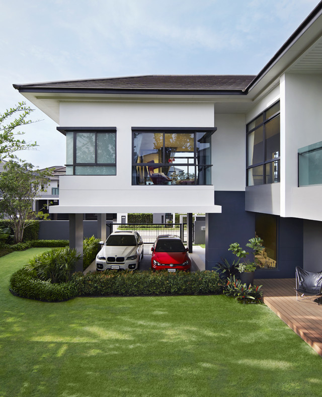 Biệt thự 2 tầng chữ L thiết kế gọn gàng có chỗ để xe hơi tiện lợi. Ảnh: Sansiri.