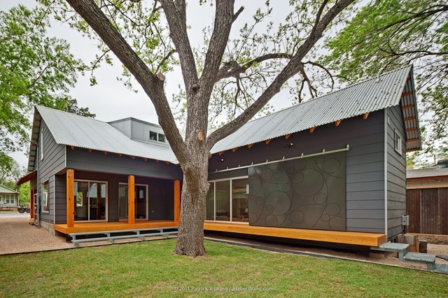 Vườn biệt thự được trồng thêm những cây đại thụ. Ảnh: Houzz.