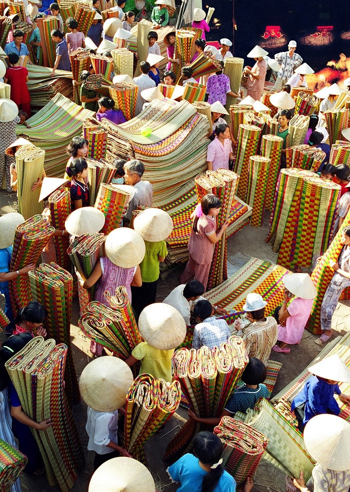 Chợ chiếu Định Yên, Đồng Tháp họp khoảng 2 tiếng trong đêm, nhưng giờ họp không cố đinh. Đêm sau thường sớm hơn đêm trước một giờ và cứ thế xoay vòng. Chợ bán chiếu cói và vật dụng làm chiếu, người bán ôm hàng đi chào, người mua chỉ ngồi một chỗ chờ và ngã giá. Ảnh: Daily Travel Vietnam.
