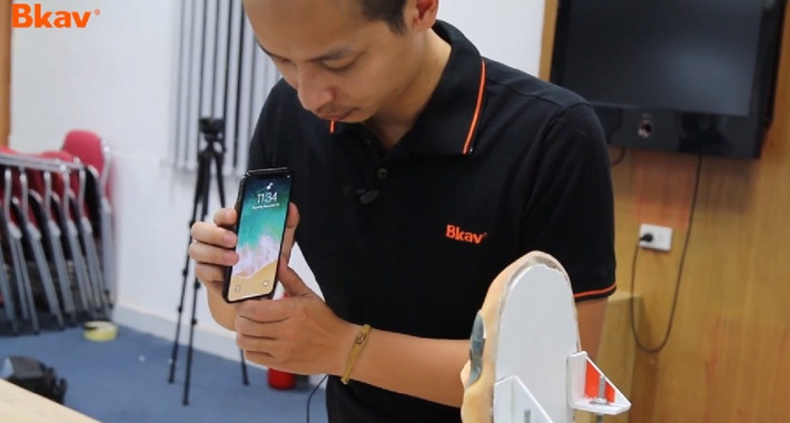 Ngay lập tức, iPhone X mở khóa trong thời gian chưa đến 10 giây. Ảnh: Bkav.