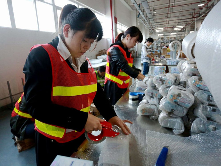 Sự kiện thu hút đông đảo người mua sắm ở Trung Quốc. Ước tính khoảng 1,5 tỷ gói bưu phẩm sẽ được giao trong sáu ngày tới. Ảnh: Abcnews.