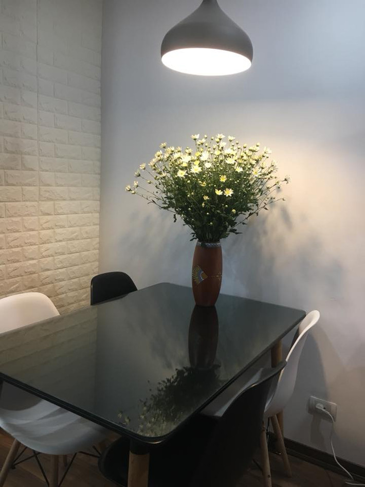 Bình hoa nhỏ trên bàn ăn giúp bữa cơm gia đình thêm vui vẻ, ấm cúng. Ảnh: FB Nhung Nguyễn.