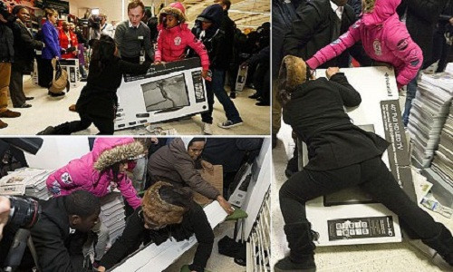 Black Friday là ngày mua sắm nhộn nhịp nhất trong năm và cũng không ít lần là ngày bạo lực xảy ra giữa người mua hàng. Ảnh: Telegraph.