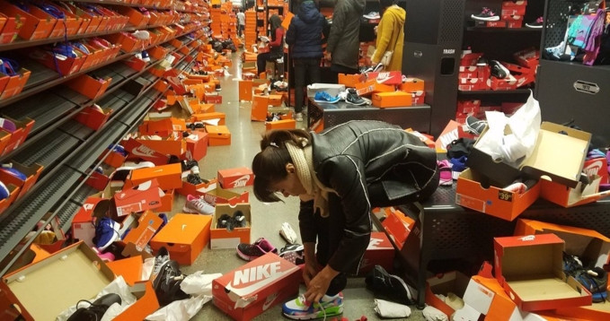 Một cửa hàng Nike tan hoang sau ngày Black Friday tại ở Mỹ. Ảnh: CNN.