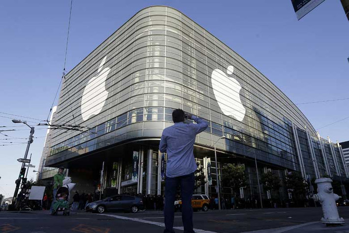 Tuy nhiên, Apple lên tiếng khẳng định quy trình chuyển thuế này không ảnh hưởn đến tiền thuế mà tập đoàn phải trả. Apple nhấn mạnh hãng vẫn tuân thủ đầy đủ nghĩa vụ trả thuế với khoảng 35 tỷ USD trong vòng 3 năm vừa qua. Ảnh: Daily Express.