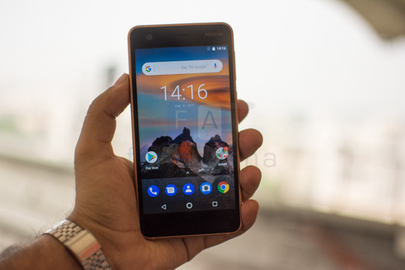 Nokia 2 sẽ chính thức bán tại Việt Nam vào ngày 15/11 tới với 3 màu đen viền bạc, trắng viền bạc, đen viền đồng. Ảnh: Fonearena.