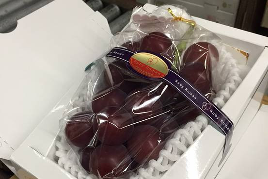 Cũng là một trái cây đến từ Nhật Bản, nho Ruby Roman có vỏ màu đỏ anh đào, các quả nho chín đều, căng mọng, lớn như trái bóng bàn, ngọt rất đậm. Ảnh: WJC.