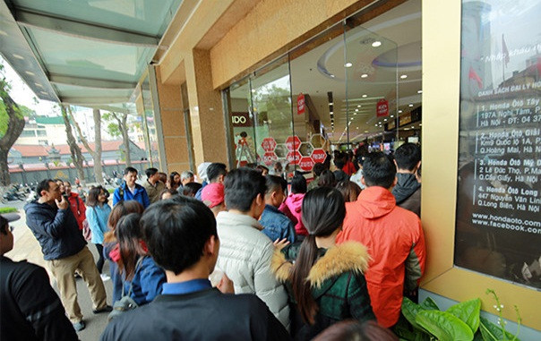 Hưởng ứng ngày hội giảm giá Black Friday xuất xứ từ Mỹ, vài năm gần đây, nhiều trung tâm thương mại, cửa hàng tại Việt Nam cũng tiến hành giảm giá sản phẩm để thu hút khách hàng. Ảnh: Tổ quốc.