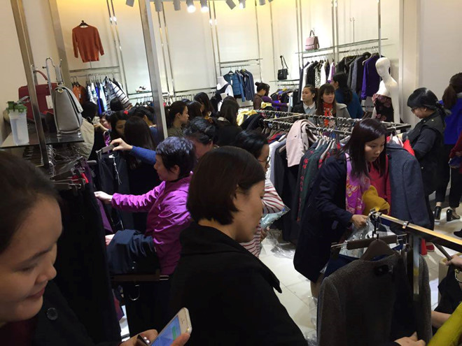 Trước đó, dịp Black Friday 2015, nhiều chị em tranh thủ nghỉ sớm để chen nhau mua hàng hiệu giảm giá. Ảnh: Zing.