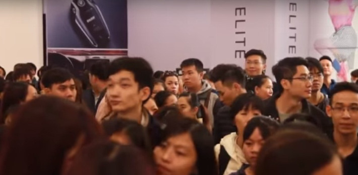 Không khó để bắt gặp cảnh chen chân mua hàng giảm giá. Ảnh: Zing.