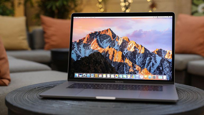 Best Buy giảm giá iPhone 8 và iPhone 8 Plus khoảng 200 USD nếu khách có hợp đồng đầy đủ với nhà mạng. MacBook Air và MacBook Pro được giảm 200-250 USD. Ảnh: Cnet.