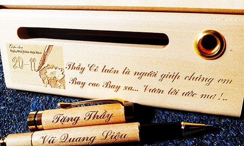 Không quá xa xỉ nhưng bút gỗ khắc chữ mang thông điệp yêu thương, thể hiện sự tôn trọng của người tặng với thầy cô. Ảnh: Butgo.